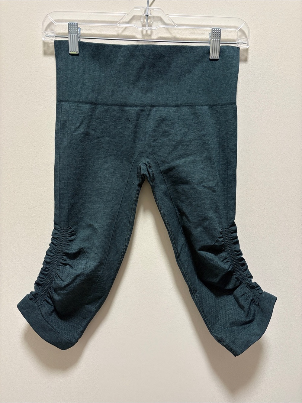 Lululemon Size 6 In The Flow Crop II Leggings Seamless Capri Ruched Yoga Green